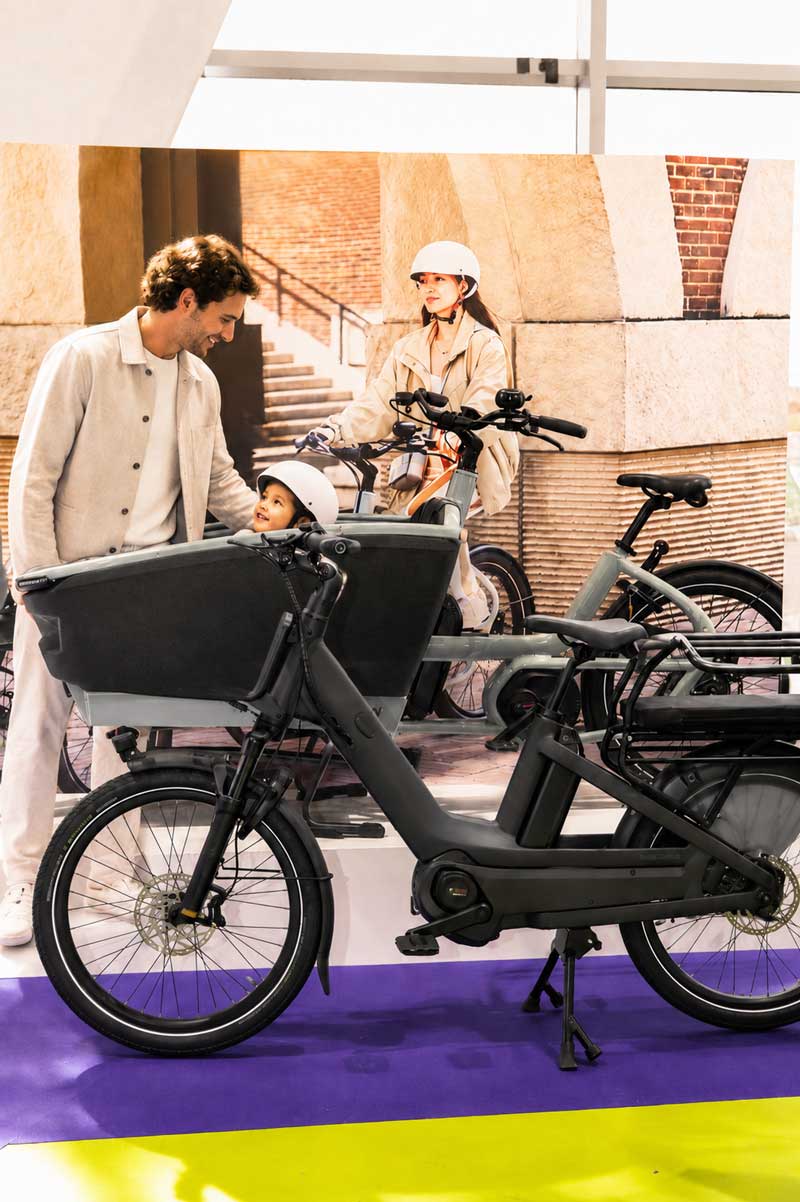 Family with cargo bike at exhibitor stand