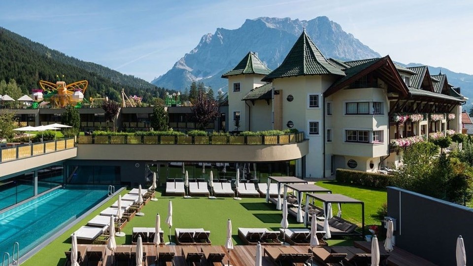 Familux Resort · Presenting Partner